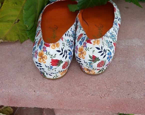 Super Cute SWEET Floral Flats - Picture 2 of 5
